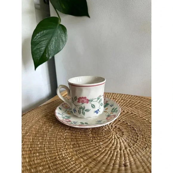 Churchill Made in Saffordshine England Teacup with saucer - Picture 1 of 9